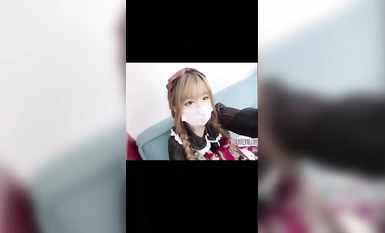 Ang sobrang legal na kawaii little loli [Little Ao Meow] ay nakikipagtalik sa kanyang malaking titi na tatay sa iba't ibang paraan gamit ang isang kristal na pamalo at nagsasalsal gamit ang malambot na puki ng puting tigre, at ang puting katas ay ipin