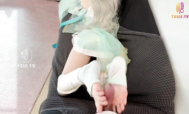 변기에 앉아 커다란 고기 막대기를 서빙하는 미소녀 M-N. 매력적인 얼굴과 섹시한 얼굴의 대비가 매우 관능적입니다.