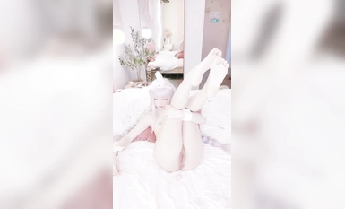 Nữ phát thanh viên xuất sắc nhất lộ mặt với máy rung và thủ dâm bằng tai thỏ cos và thủ dâm Phúc lợi Ji