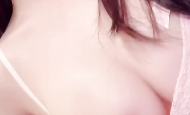 พี่สาวที่ดีที่สุดสวมลูกไม้และใช้นิ้วคั้นน้ำผลไม้สีขาวออกมา