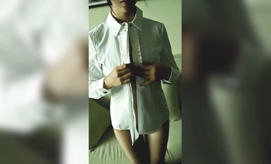 99年微博网红【抖娘利世】私拍视频，客房服务员，全裸极品美鲍诱惑十足