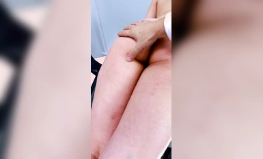 年輕的中國女孩誘人的舞蹈