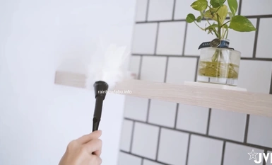 热辣的中国女孩打扫厨房