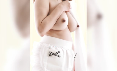 热辣的中国女孩打扫厨房