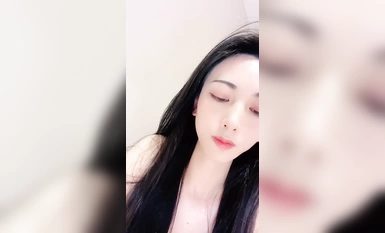 綠播女神【587吃桃】明星顏值~夾奶頭搖鈴~黑絲大長腿~蜜桃臀 (1)