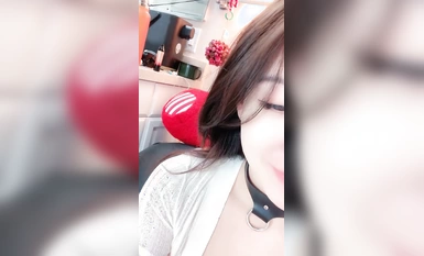 第一粉穴網紅女神【諸葛鋼鐵】全身粉嫩極品美乳！難得玻璃插穴，光滑白皙美臀，手指扣弄，棒子抽插流出淫水