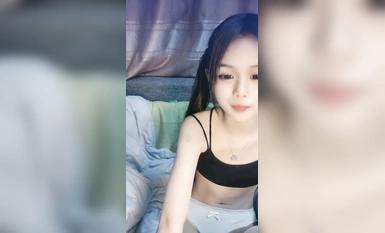 嬌小身材清純妹妹【小易的so啵啵】雙馬尾一臉呆萌！白色棉襪自摸小穴，炮友不在自己扣，嬌喘呻吟，很爽的樣子