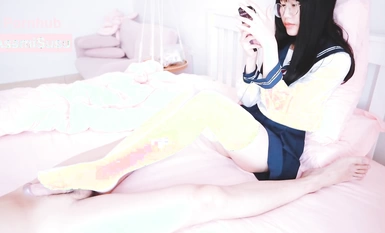 lo娘白絲足交【AsamiSusu蘇蘇】眼鏡娘小可愛粉嫩小腳配白絲，寶寶可愛嬌嫩的小腳丫穿上絲襪給哥哥足交 讓哥哥感受一下足交帶來快感