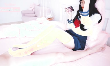 lo娘白絲足交【AsamiSusu蘇蘇】眼鏡娘小可愛粉嫩小腳配白絲，寶寶可愛嬌嫩的小腳丫穿上絲襪給哥哥足交 讓哥哥感受一下足交帶來快感