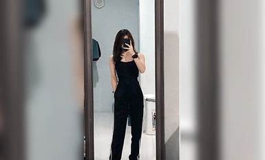 검은 목이 깊은 여학생