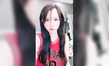 Jersey internet celebrity busty girl [baby] ay may pink at malambot na katawan at puting tigre puki! Itim na medyas, magandang binti at mataas na takong, footjob sa sahig ng banyo, riding position malalim sa kanyang puke, ang aking kapatid na babae ay nap