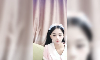 2024年新作 超嫩極品神似楊超越【小易的so啵啵】難得一見的一次啪啪，從頭到腳無一處不完美 (1)