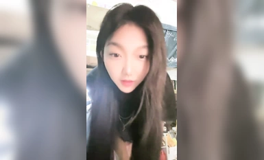 2024年新作，寒假前最後一次的放縱，G奶大學生回歸【班長大人】女生宿舍，漂亮學生妹脫光自慰，青春美好的肉體一覽無余 (3)