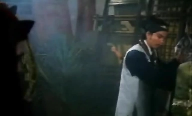 Ang hard-core C-rated na pelikulang "The Story of a Corpse"! Ginahasa ng paring Taoista ang bangkay sa daan, na naging sanhi ng pagkadismaya ng mga bangkay at parang baliw na pumatay!