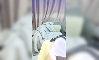 Gadis comel bertubuh mungil [Xiaoyi's sobobo] pakaian seragam pelajar seksi dengan stoking putih! Dikutuk di dalam bilik berbayar, dengan wajah penuh nafsu dan ingin difitnah, dia mengambil inisiatif untuk duduk dalam posisi menunggang, mengangkat kak