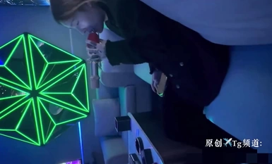 UUS1980: Girl pretends to be sleeping, but the god touches her and then opens the room (4)