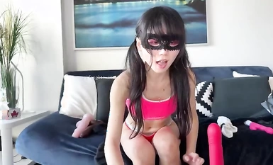 這小娘們挺會玩兒【BadAngels666】Stripchat的一個小屁孩，超大尺度，噴水~精油，一根大黑牛在她手裡玩出了花，超強推薦！ (6)