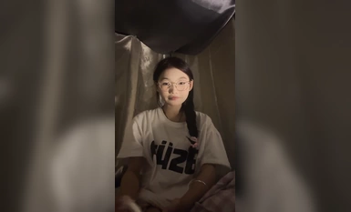 Ký túc xá sinh viên đại học đích thực bí mật cởi bỏ [Yao Yao Yao] Khi đạo cụ được đưa vào, cơ thể không tự chủ run lên, vừa căng thẳng vừa hưng phấn (1)