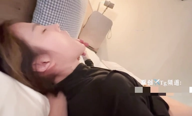 UUS1980 : 소녀는 자고있는 척하지만 신이 그녀를 만지고 방을 엽니 다 (2)