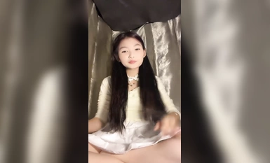 Authentic college student secretly strips naked in the dormitory [Yao Yao Yao Shake] with the insertion of props, the body involuntarily trembles, tense and exciting (5)