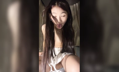 Authentic college student secretly strips naked in the dormitory [Yao Yao Yao Shake] with the insertion of props, the body involuntarily trembles, tense and exciting (5)