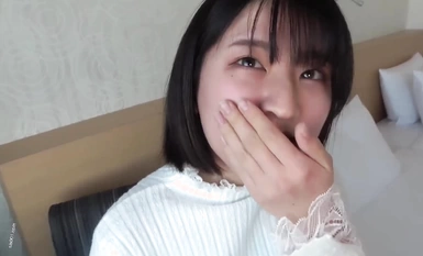 高顏值清純美眉吃雞啪啪【FC2-PPV-3121790】身材不錯 初攝影有點緊張還很害羞 進門先口爆吃精 再慢慢品嘗美味 中出射了滿滿一粉穴