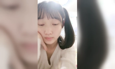 19歲清純學生 超級可愛【你的學妹】獨自在家鎖上門，閨房裡換裝自慰，撒尿特寫，水真多一直流個不停 (1)