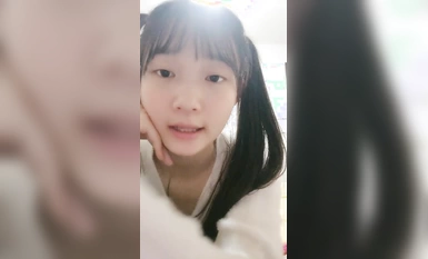 19歲清純學生 超級可愛【你的學妹】獨自在家鎖上門，閨房裡換裝自慰，撒尿特寫，水真多一直流個不停 (1)