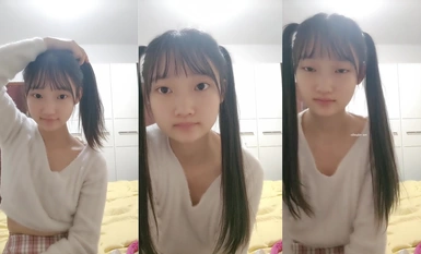 Ang 19-anyos na inosenteng estudyante ay sobrang cute [ang iyong paaralang babae] na nag-lock ng pinto sa bahay nang mag-isa, nagpalit ng damit at nagsasalsal sa boudoir, naiihi nang malapitan, napakaraming tubig na patuloy na umaagos (1)