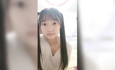 19歲清純學生 超級可愛【你的學妹】獨自在家鎖上門，閨房裡換裝自慰，撒尿特寫，水真多一直流個不停 (1)