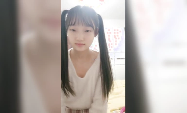 19歲清純學生 超級可愛【你的學妹】獨自在家鎖上門，閨房裡換裝自慰，撒尿特寫，水真多一直流個不停 (1)