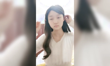 19歲清純學生 超級可愛【你的學妹】獨自在家鎖上門，閨房裡換裝自慰，撒尿特寫，水真多一直流個不停 (2)