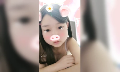 19歲清純學生 超級可愛【你的學妹】獨自在家鎖上門，閨房裡換裝自慰，撒尿特寫，水真多一直流個不停 (2)