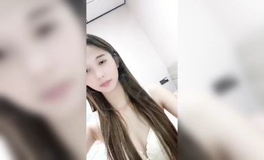 Nandito na ang sikat na diyosa, ang mukhang bituin na kagandahan [Guangzhou College Student] ay may magandang pigura at curvy figure, at ang tanawin ng puting katas na umaagos mula sa kanyang butas ay nakakagulat (6)