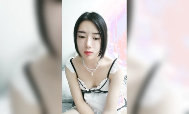 2024年新作，【甜甜小桃花】，女僕裝，白嫩小少婦，無美顏的鏡頭下也頗有幾分姿色，這黑乎乎的陰毛 (2)