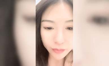 Selebriti Internet dan dewi perangai mencium bayi itu (6)