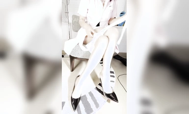 Y tá ngực bự mang tất trắng và giày cao gót thay đồ