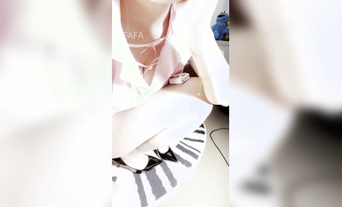 Y tá ngực bự mang tất trắng và giày cao gót thay đồ