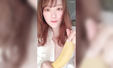 即时聊天] 垂直智能手机屏幕！自拍聊天的业余女孩，从香蕉和假阳具口交开始，穿着睡衣、半裸着展示电动自慰！发型 ◎ 白皙靓丽的肌肤 ◎ 美腿 ◎ 美腿 ◎ 美腿 ◎ 美腿 ◎ 美腿 ◎ 美腿