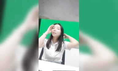 OL 앵커 @陳住氣(李一茶), 점핑볼 착용하고 출근하며 어류 비늘 복지쇼 만져보기 (4)