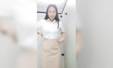 OL 앵커 @陳住氣(李一茶) 점핑볼을 신고 출근하며 물고기 만지기 비늘 복지쇼 (1)