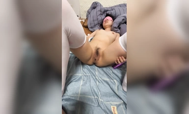 Ang diyalogo ay sobrang malaswa Ang inosente at ignorante na batang babae ay nasanay sa isang purong asong babae Noong 2003, ang maliit na puta ay nag-contrast sa asong babae [Xiao Guo], na ipinakita ang kanyang mukha at ang kanyang natural na sensitibong