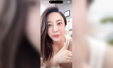 อาจารย์เซียวหลี่ผู้มีชื่อเสียงทางอินเทอร์เน็ตสีชมพู 69w บน Douyin บังเอิญยกเสื้อผ้าขึ้นและเผยให้เห็นหน้าอกทั้งหมดของเธอในระหว่างการถ่ายทอดสดและรีบออกจากอากาศ!