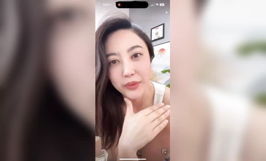 อาจารย์เซียวหลี่ผู้มีชื่อเสียงทางอินเทอร์เน็ตสีชมพู 69w บน Douyin บังเอิญยกเสื้อผ้าขึ้นและเผยให้เห็นหน้าอกทั้งหมดของเธอในระหว่างการถ่ายทอดสดและรีบออกจากอากาศ!