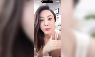 อาจารย์เซียวหลี่ผู้มีชื่อเสียงทางอินเทอร์เน็ตสีชมพู 69w บน Douyin บังเอิญยกเสื้อผ้าขึ้นและเผยให้เห็นหน้าอกทั้งหมดของเธอในระหว่างการถ่ายทอดสดและรีบออกจากอากาศ!