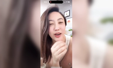 อาจารย์เซียวหลี่ผู้มีชื่อเสียงทางอินเทอร์เน็ตสีชมพู 69w บน Douyin บังเอิญยกเสื้อผ้าขึ้นและเผยให้เห็นหน้าอกทั้งหมดของเธอในระหว่างการถ่ายทอดสดและรีบออกจากอากาศ!