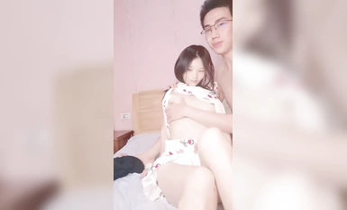 2024年新作，之前賺的錢又花完了【十八歲蘿莉】多久不見，小仙女會化妝了，啪啪內射，越來越漂亮了 (2)