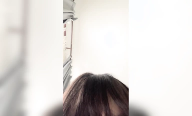 Loli kecil yang sangat lembut menggunakan zakar besar untuk menembusi kemaluannya secara liar di platform siaran langsung (9)