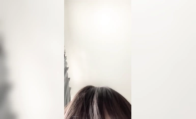 Loli kecil yang sangat lembut menggunakan zakar besar untuk menembusi kemaluannya secara liar di platform siaran langsung (9)