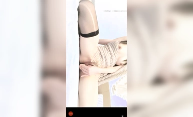 スーパーテンダーロリータがライブストリーミングプラットフォームで巨根をマンコに突き刺す (2)